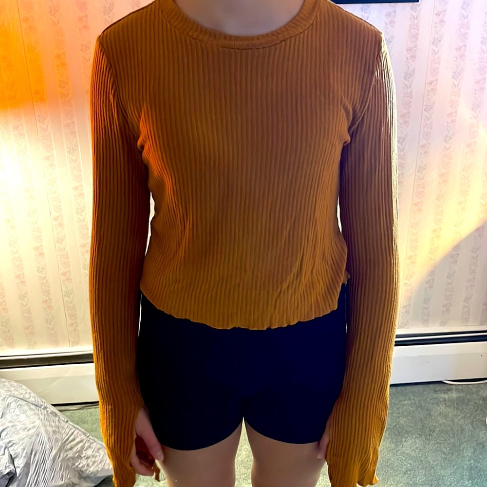 Colored long sleeve cropped tee shirt teen girl